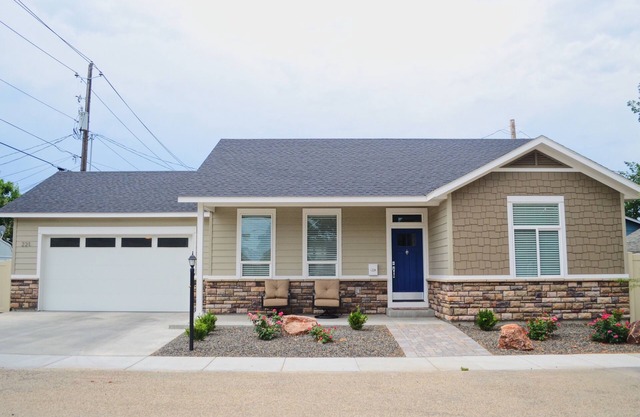 Beautiful & clean 2 Bed/2 bath home in downtown Meridian!