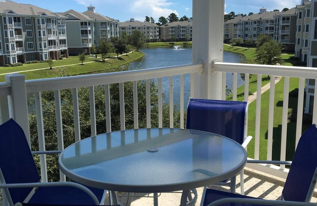Beautiful, Clean condo, new furniture beds carpet TVs. Lake view, private Wifi