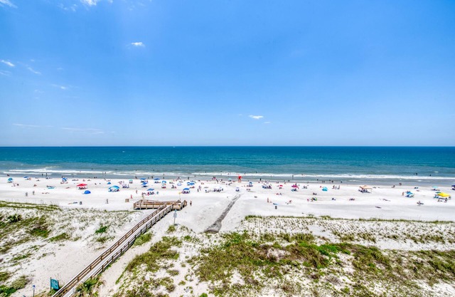 Beautiful condo overlooking Majestic Ocean !