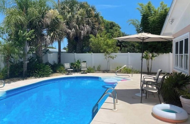 Beautiful Coastal Beach Home - 2 min walk to Beach- 4 bedroom 3 bath 2 masters!n
