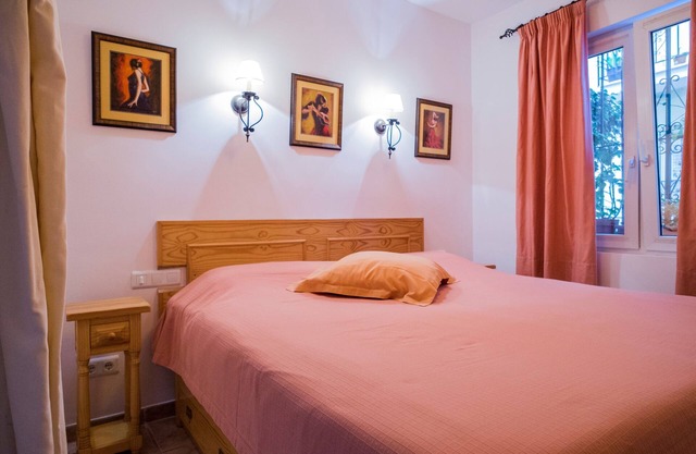 Beautiful complete apartment with Private Patio & shared Roof Terrace