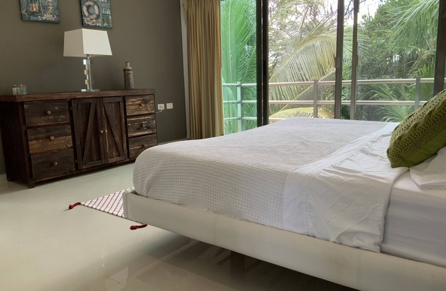 Beautiful condo - 3 minute-walk to beach