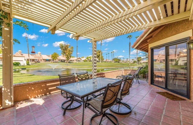 Beautiful condo at the Oasis Palm Desert. Golf and community pool