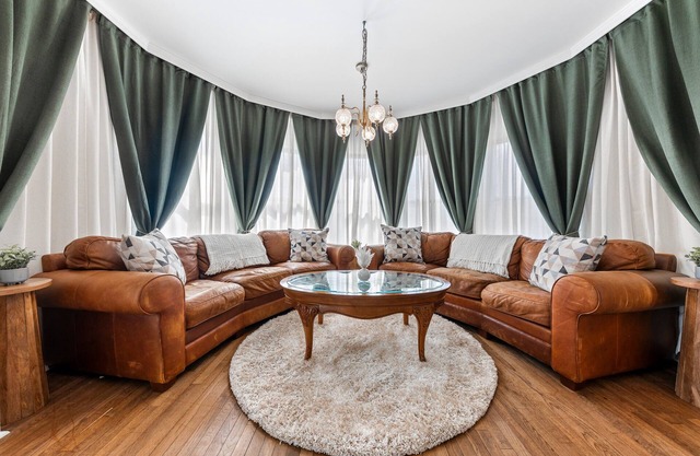 - Beautiful Condo - King Bed - Free Waffle Breakfast -