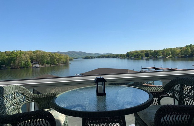 Beautiful condo lakefront beautiful views, relaxing times what else do you need?
