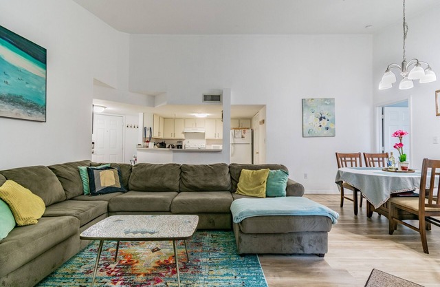 BEAUTIFUL CONDO MINUTES FROM GORGEOUS BEACHES & FAMILY ATTRACTIONS