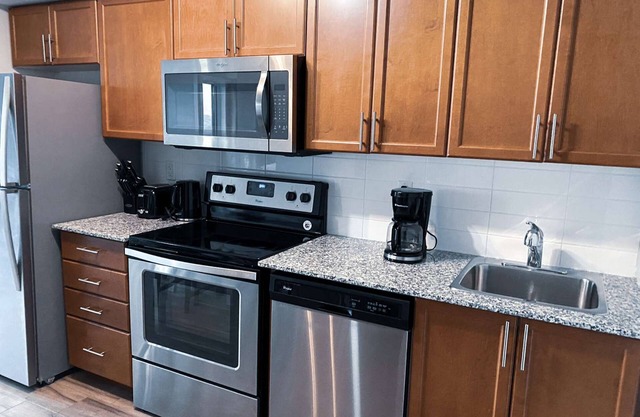 Beautiful Condo Near Subway station