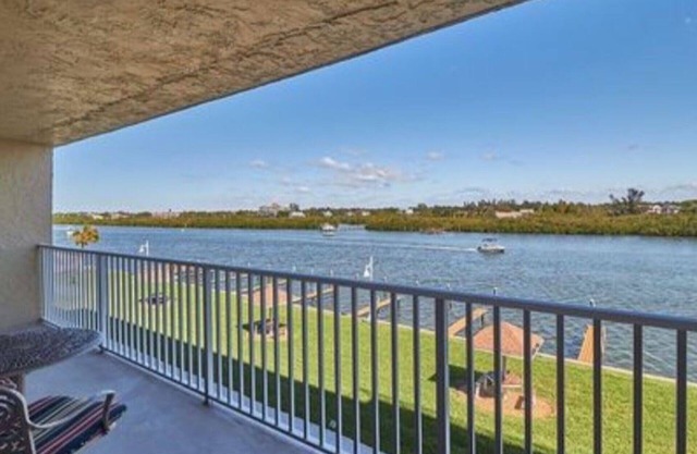 Beautiful condo with amazing water views!
