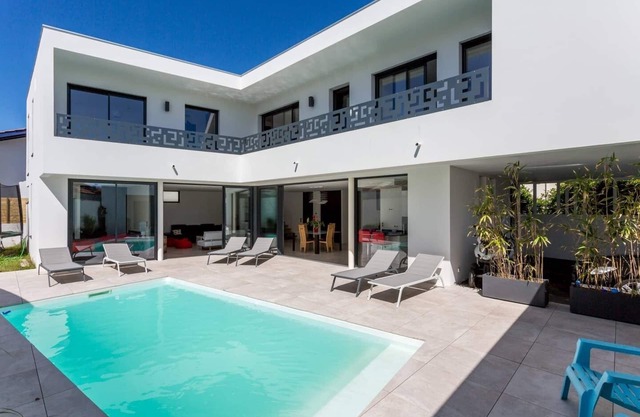 Beautiful contemporary villa with swimming pool facing the golf of Biarrirz