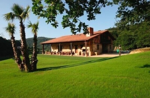 BEAUTIFUL COTTAGE BY THE RIVER, CLOSE TO BILBAO AND THE BEACH