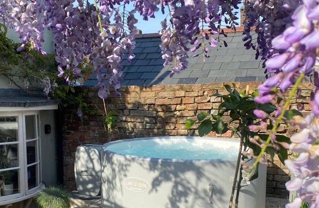 Beautiful cottage + hot tub, close to marinas