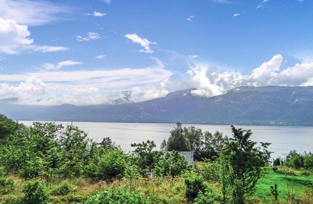 Beautiful cottage in the middle of the picturesque Hardangerfjord, on the island Varaldsøy.