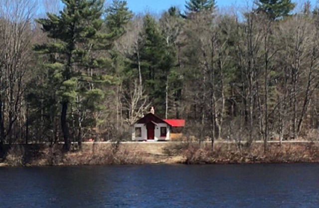 Beautiful cottage on quiet country road walking distance to charming North Creek