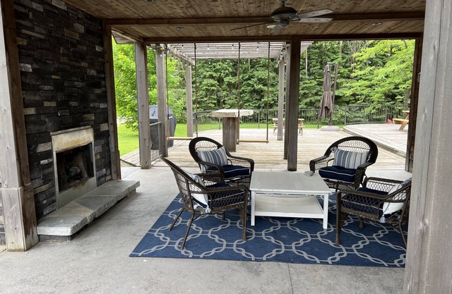 Beautiful Country Estate w/hot tub, beach access, close to popular towns