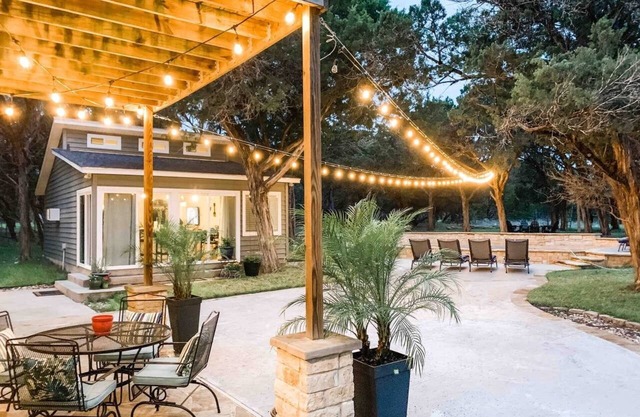 Beautiful Countryside Manor with Pool by Whitetail Rentals