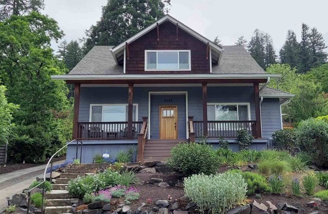 Beautiful Craftsman-style home in the hills, near the U of O!