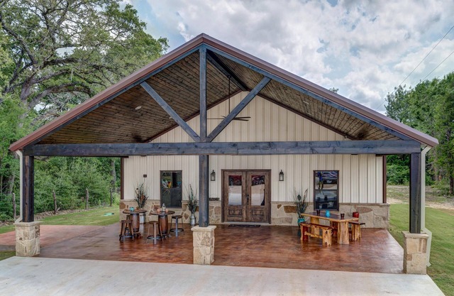 Beautiful custom barndominium perfect for Aggie game day, events and getaways!