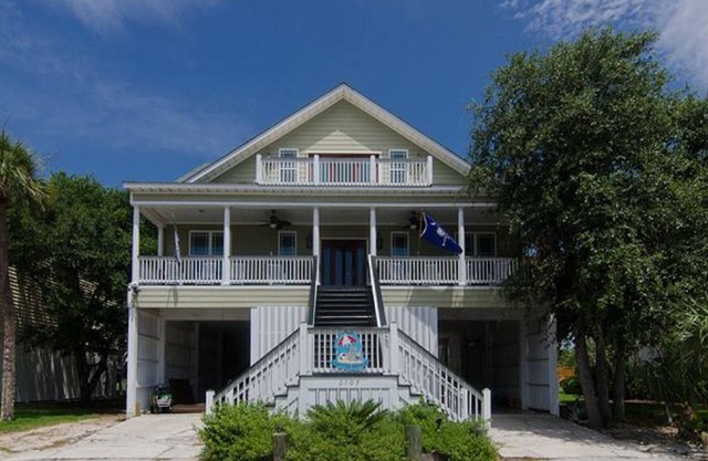 Beautiful Custom Built Spacious Vacation Home with PRIVATE POOL !