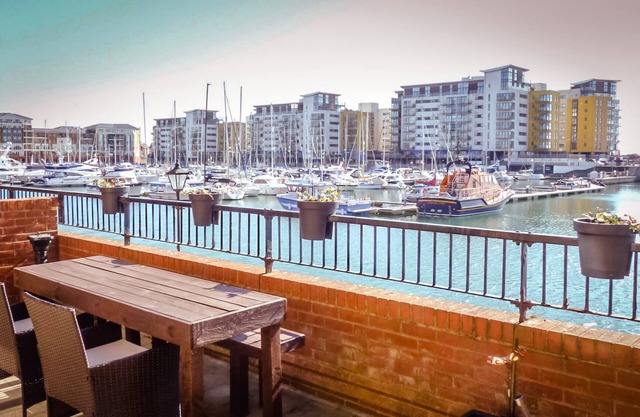 Beautiful Dawn - relax with stunning marina views