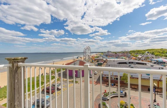 Beautiful Direct Ocean Front 2 bedroom w/private balcony