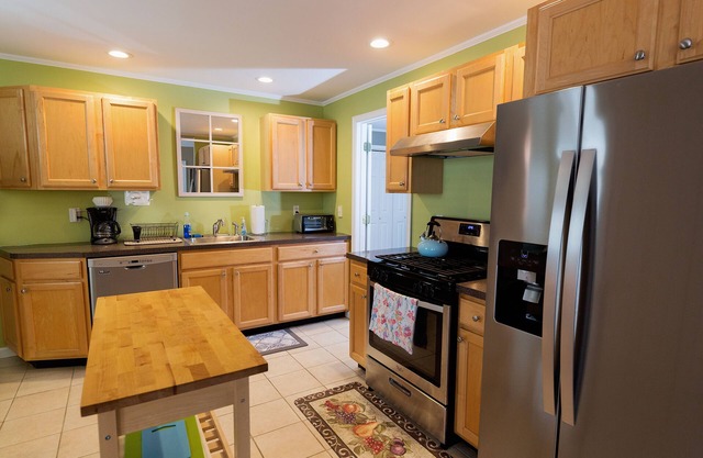 Beautiful Downtown 3 Bedroom/2 Bath Apartment