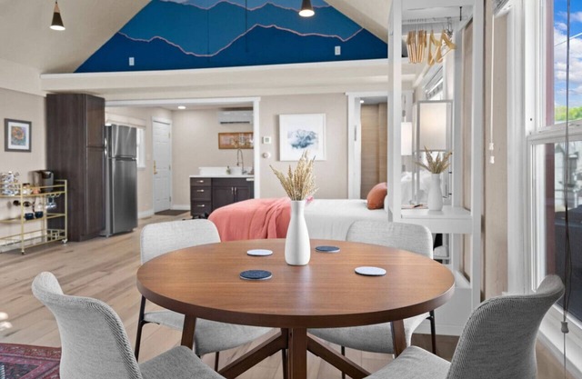 Beautiful Downtown Studio* Steps to Dining, Shopping