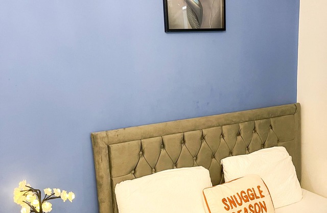 Beautiful en-suite room, near train station.