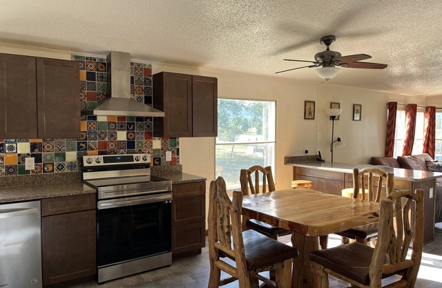 Beautiful entire home, sleeps up to 10! Hunters paradise, private ponds