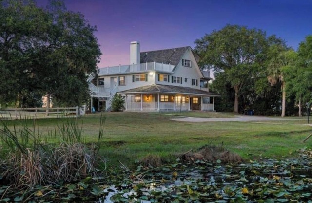 Beautiful farmhouse 2Acres Estate, Hot Tub, Beach, Parks Trails, Bikes, Stadium