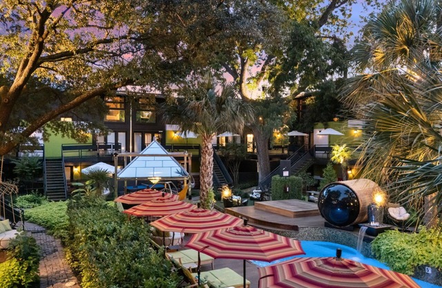 Beautiful first-floor 2BR/1.5BA condo near White Rock Lake with resort-style pool, Hot tub, cold plunge pool, led therapy bed, dry sauna and outdoor cardio room