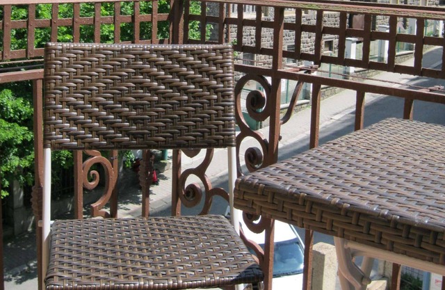 Beautiful flat, colonial-style villa in central location, completely new, balcony, wi-fi, parking