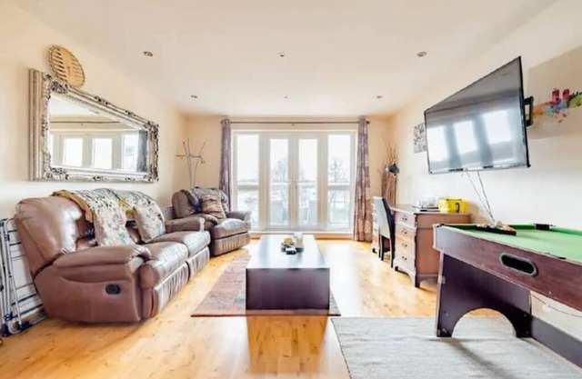 Beautiful flat w/balcony, pool table & 55" TV