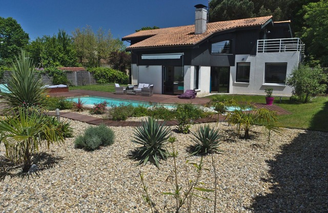 Beautiful quiet house with pool