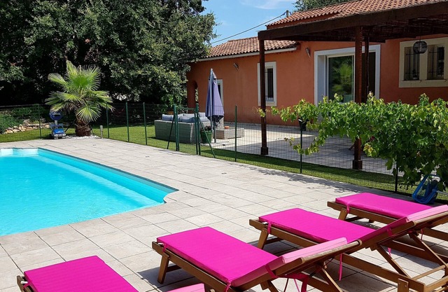 Beautiful air-conditioned villa of 250m² with peaceful swimming pool and 5 minutes from the sea