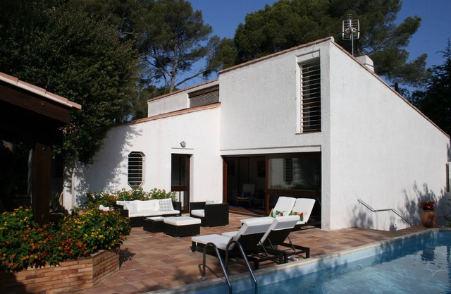Beautiful character house with swimming pool in a quiet location 5' walk from the port of Le Brusc