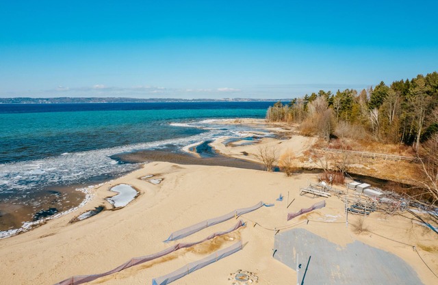 Beautiful full bay views! On Grand Traverse Bay minutes from Traverse City!