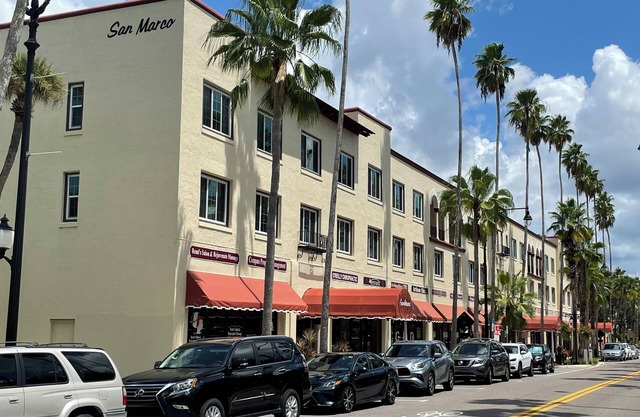 Beautiful Furnished Venice Island 2BR/2BR Remodeled Condo In Historic District
