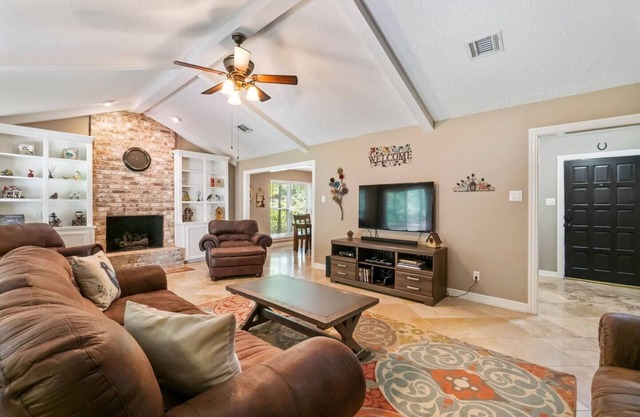 Beautiful Garden Oasis in the Heart of The Woodlands!