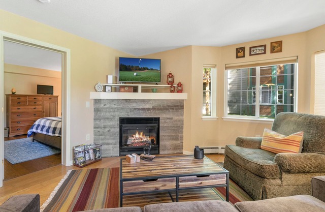 Beautiful Ground-level Condo, Hot tub, Pool Minutes to Arrowhead Ski Resort