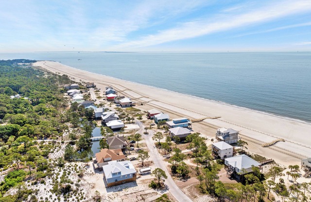 Beautiful Gulf Front home in Gated Community - 5 Bedrooms - Pet Friendly