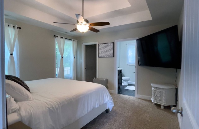 Beautiful, handicapped accessible & dog friendly home close to Ft. Campbell.