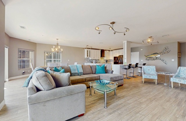 Beautiful Harbor view condo, close to shopping, beaches and entertainment