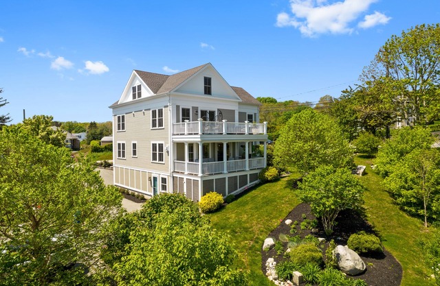 Beautiful Harbor view home w/2 decks, walking distance to the center of Mystic.