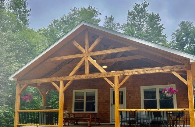 Beautiful Heated Cottage by Pitcher Pond 3 gorgeous acres - Sleeps 4