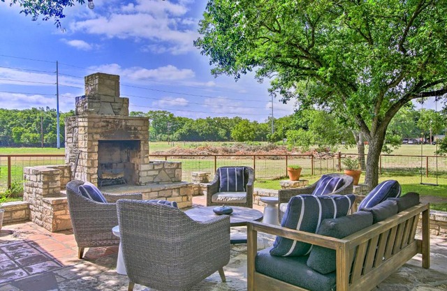 Beautiful Hill Country Cottage - Walk to Downtown!