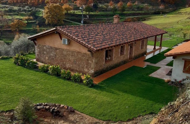 Beautiful house surrounded by meadows and oaks, with private pool and excellent views of the valley