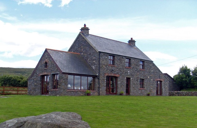 Beautiful Holiday Cottage 3 beds with private access to Dunmanus Bay