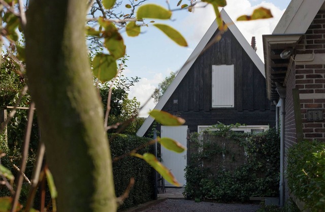 Beautiful Holiday Home near Lawn Bowling in Krabbendam