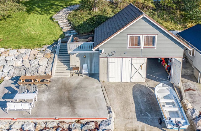 Beautiful home in Hundeidvik