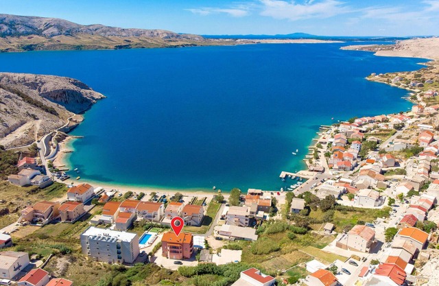 Beautiful home in Metajna with WiFi